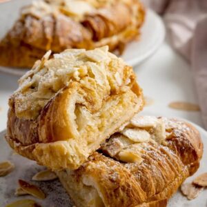 Croissant Hạnh Nhân